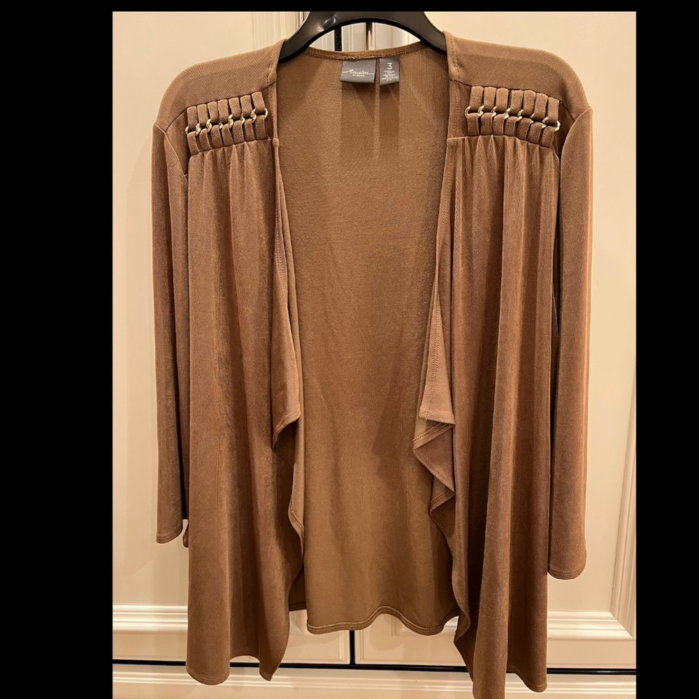 Chico’s Travelers brown jacket size 3 (US size 16). Excellent shape. No wrinkle.